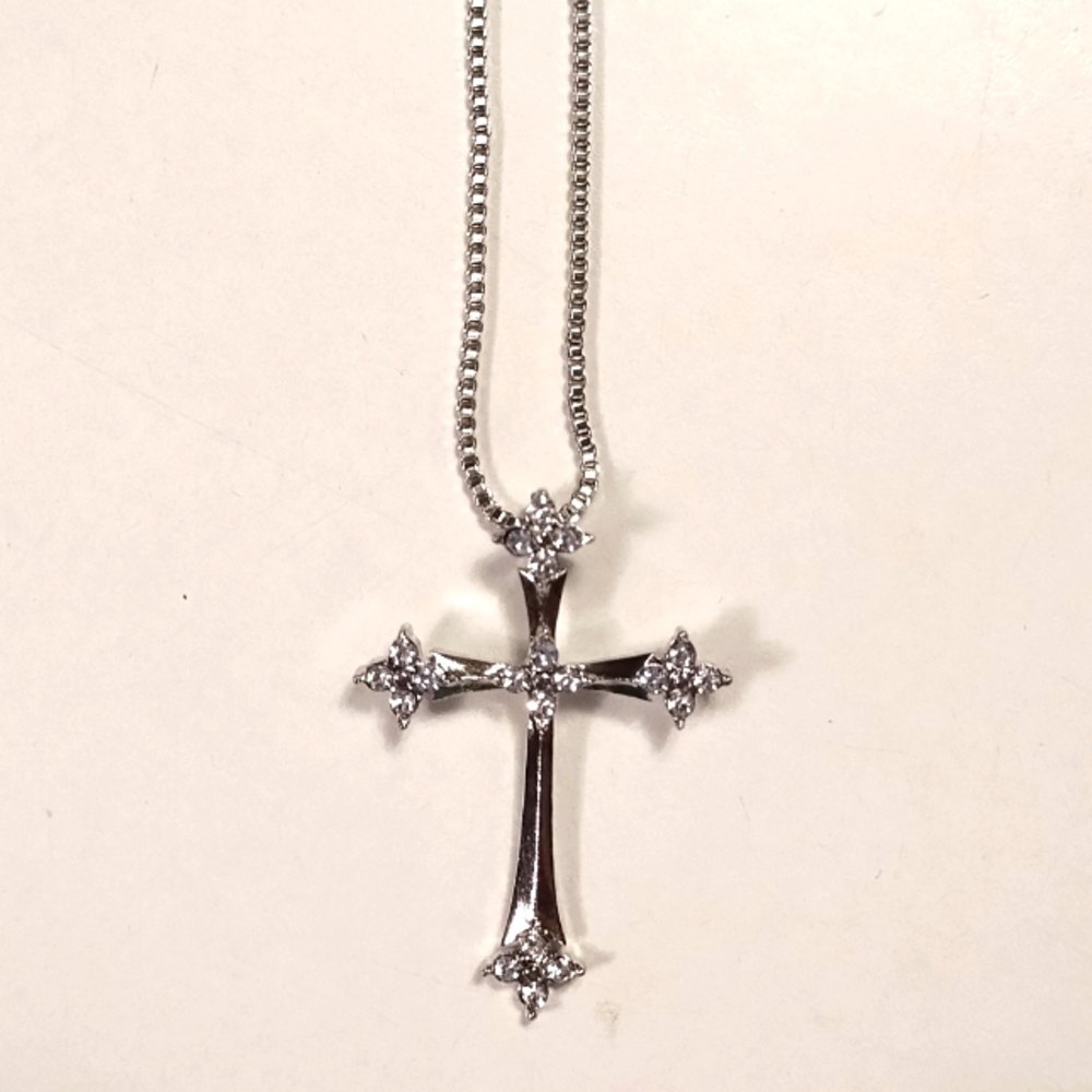 Pretty silver cross necklace with diamonds